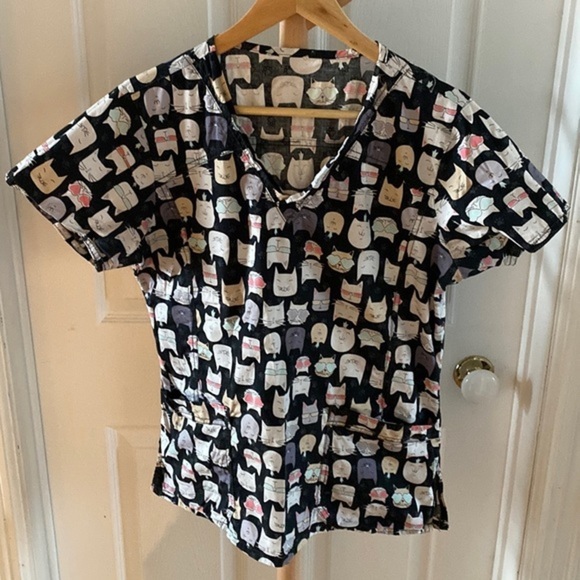 Tops - Cat print scrub top